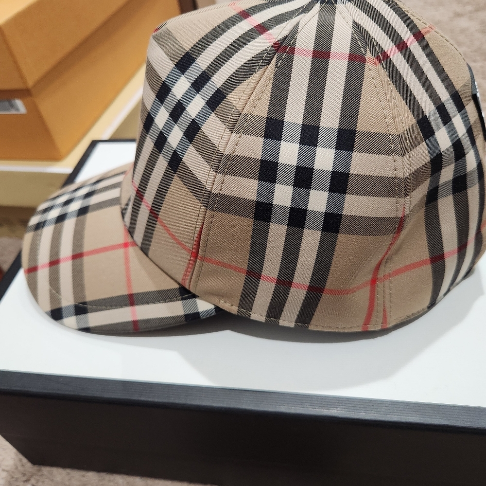 🆕️ Burberry Cap - Picture 2 of 4